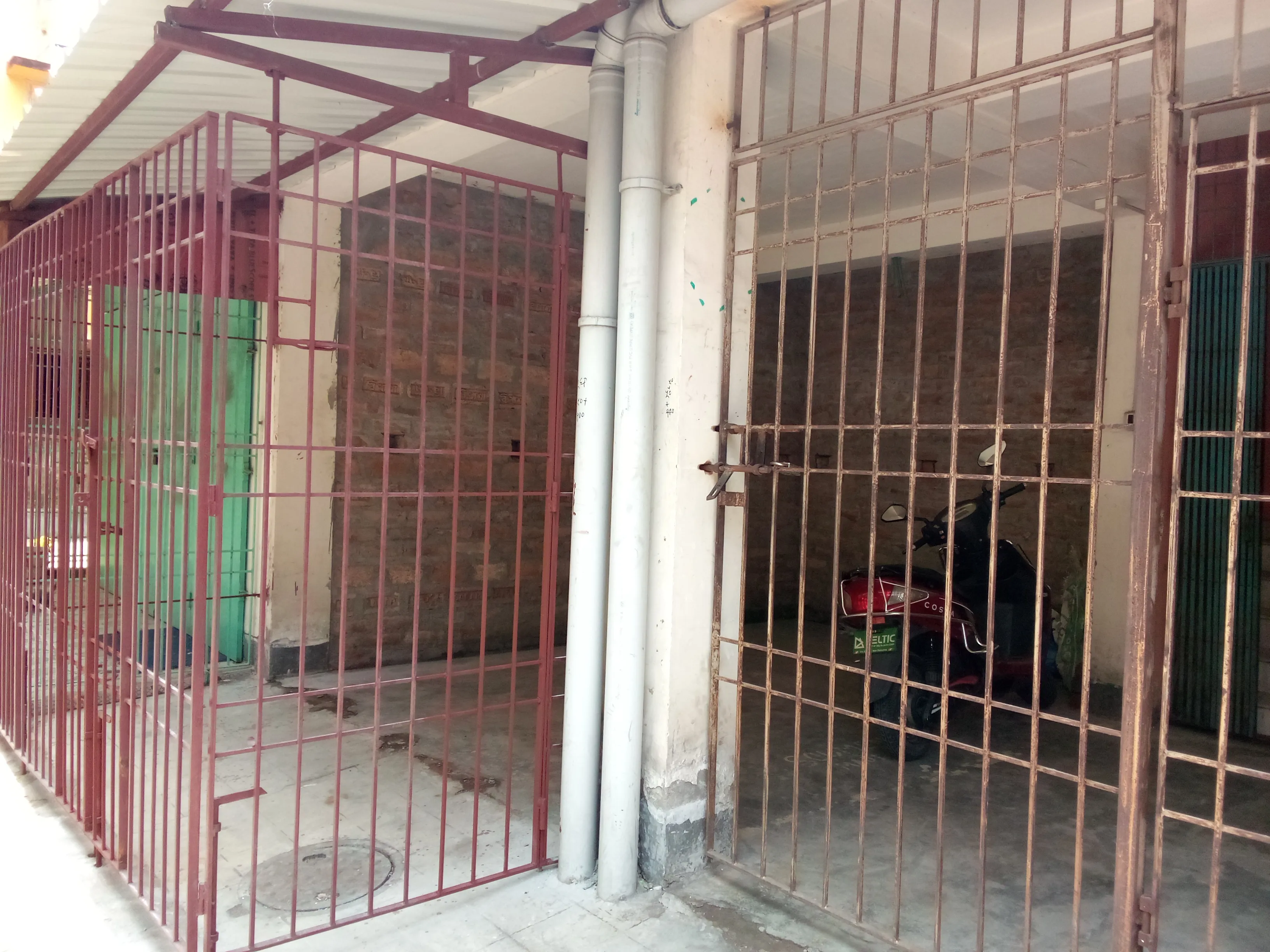 170 sqft 17ft*10ft independent car parking, garage, godown space available near Ramlal Bazar Haltu Purbachal Nandi Bagan Prince Anwar Shah Connector Purbachal main road on 16ft road available at 2.4k per month.