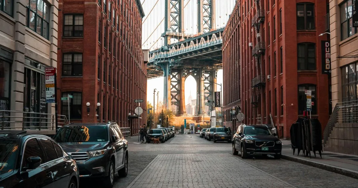 Tsvaga inodhura yekupaka pamwedzi muBrooklyn City. Chengetedza nzvimbo yako ikozvino nemutengo mukuru