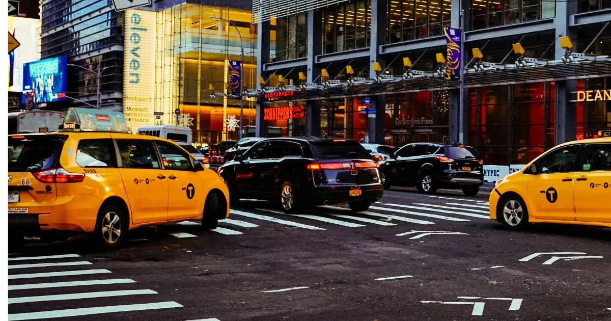 Fumana sebaka sa ho paka makoloi ka khoeli le khoeli NYC 'me u natefeloe ke ho tseba hore sebaka sa hau se bolokiloe