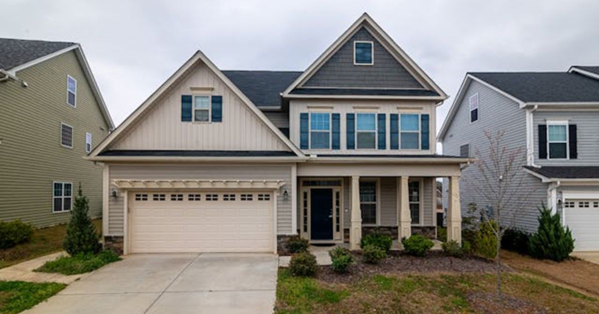 House with garage and parking space