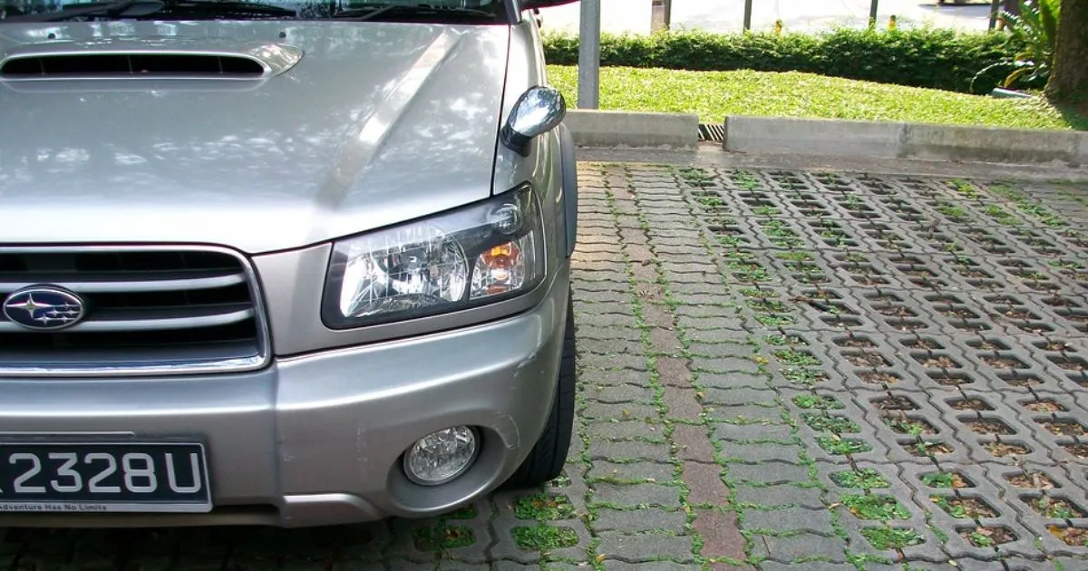 Secure inexpensive monthly parking in Singapore City